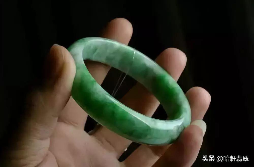 翡翠真假鑒定方法簡單(翡翠的真假鑒別方法)