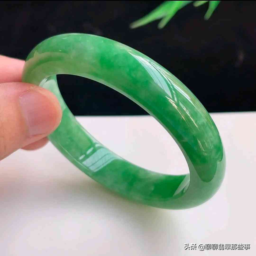 糯化種翡翠手鐲價格(糯化種翡翠手鐲價格質量好嗎)