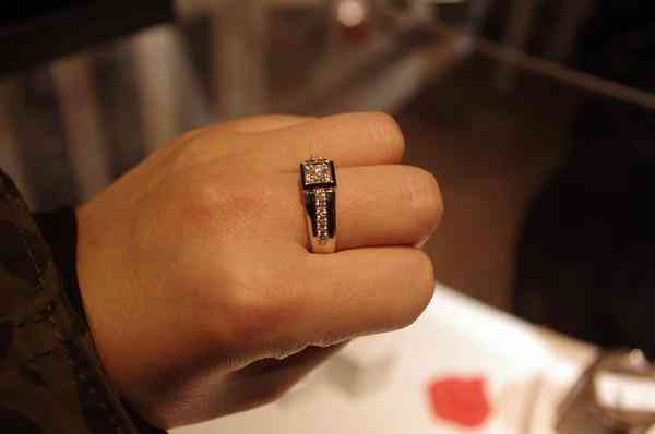男生戒指戴左手還是右手(結婚男生戒指戴左手還是右手)