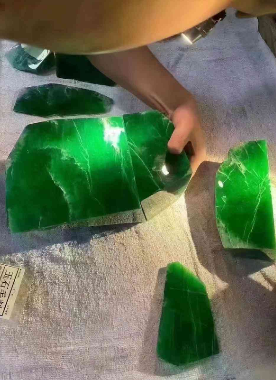 什么顏色玉手鐲最好(什么顏色的玉手鐲質量最好)
