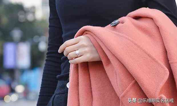 女人結婚戒指戴哪個手指(女人結婚戒指戴哪個手指頭)