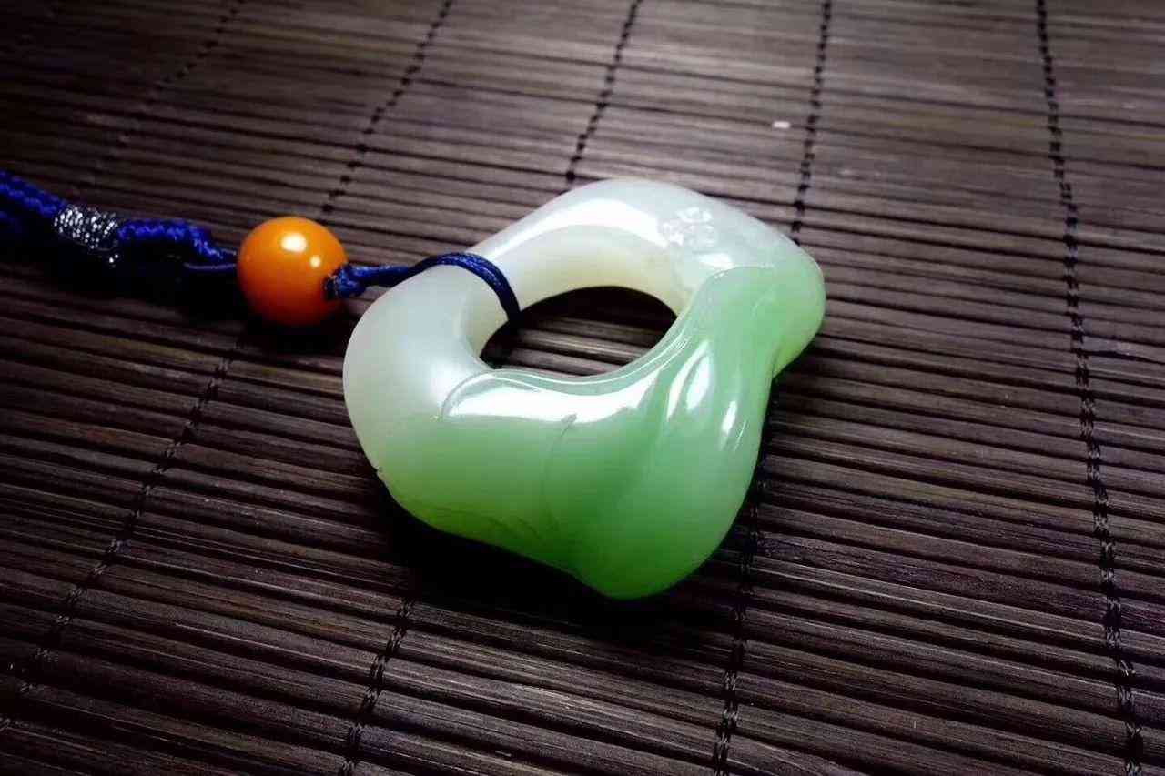阿富汗玉手鐲多少錢一只(阿富汗玉手鐲多少錢一只圖片)