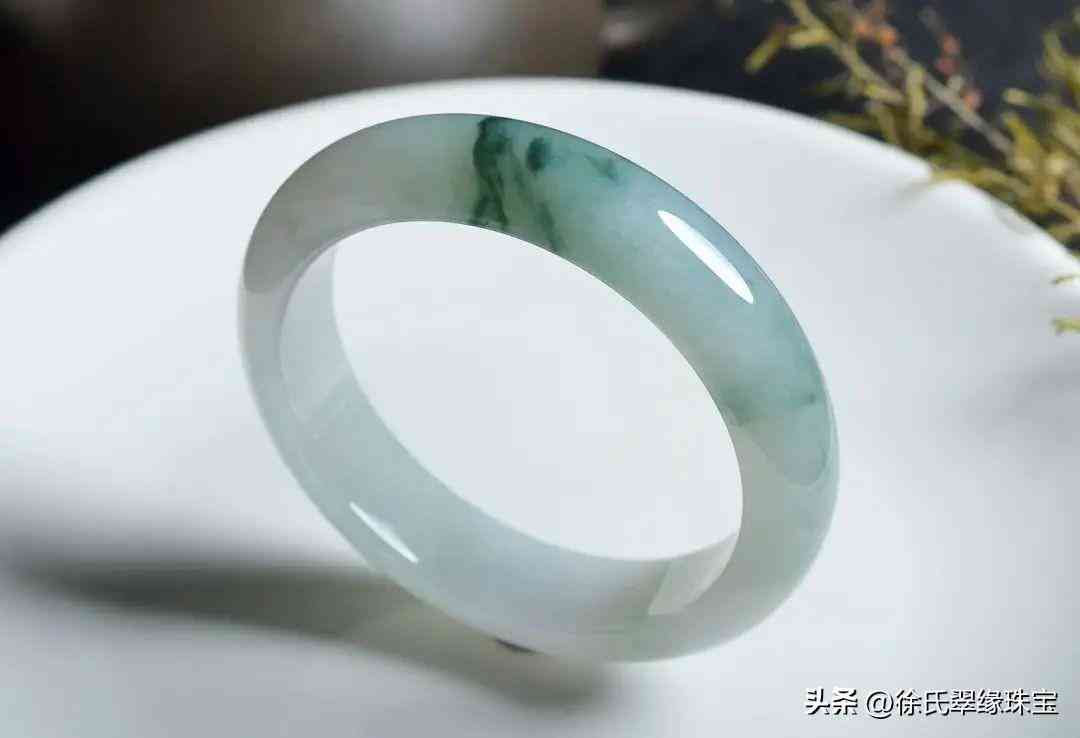 翡翠鐲子怎么看好壞(翡翠鐲子如何看好壞)