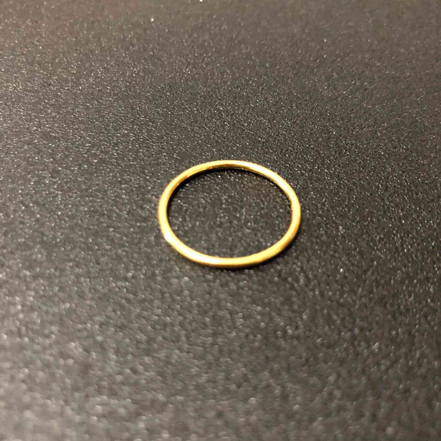 結(jié)婚戴戒指女戴哪個手指(結(jié)婚的女人戒指戴哪個手指)