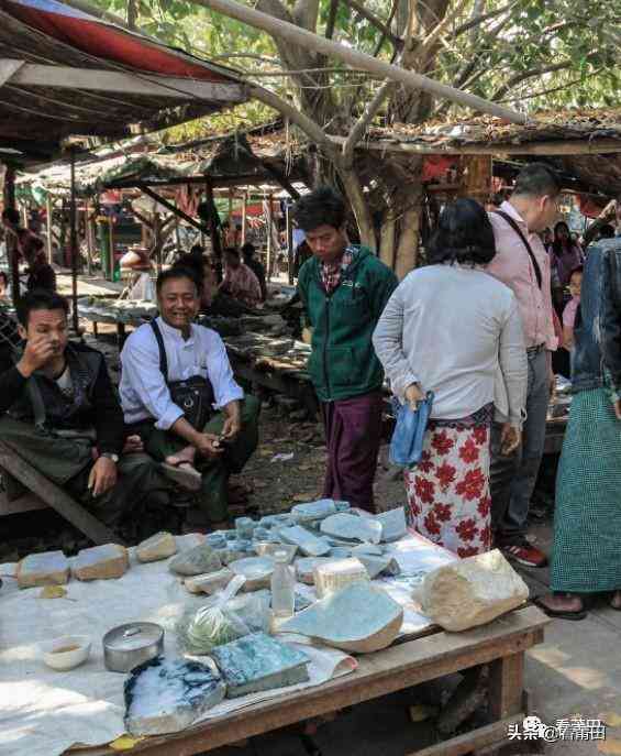 翡翠手鐲在哪里買比較好(翡翠手鐲從哪里買性價比高有保障)