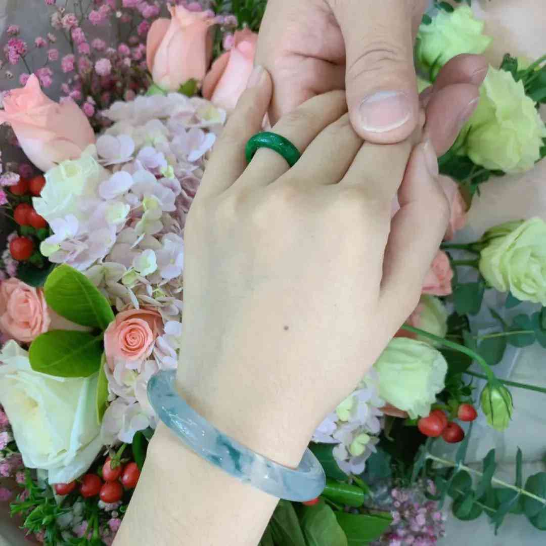 普通人怎么鑒別翡翠真假(用手機(jī)燈光鑒別翡翠)