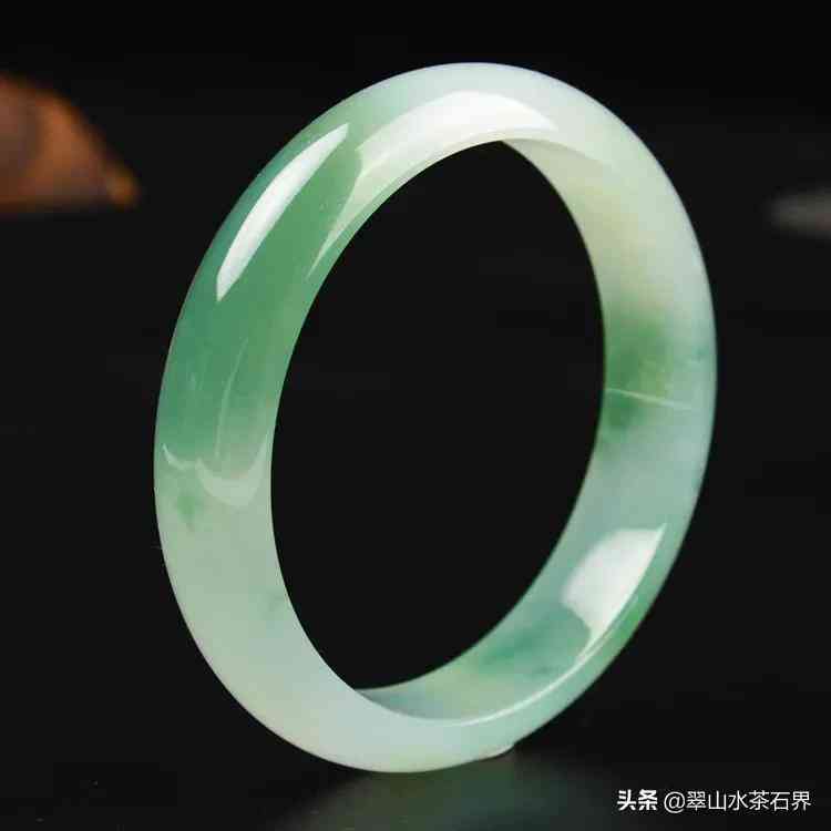 一個真正的翡翠吊墜大概價格(幾百塊錢的翡翠吊墜是真的嗎)