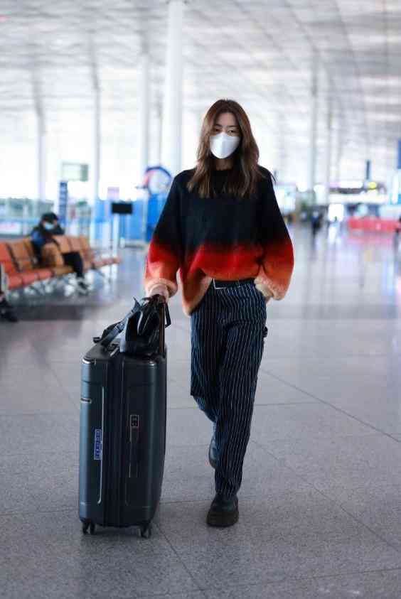 女生右手無名指戴戒指(女生右手無名指戴戒指代表什么意思)