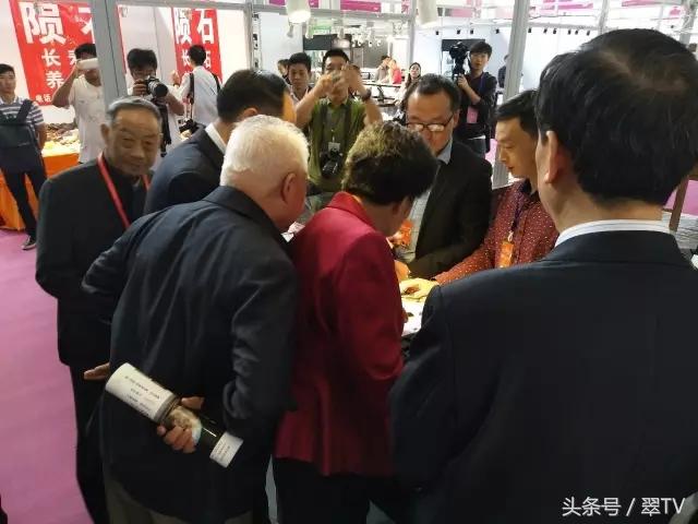 昆明玉石博覽會，一只手鐲56萬，一塊琥珀有腿那么大