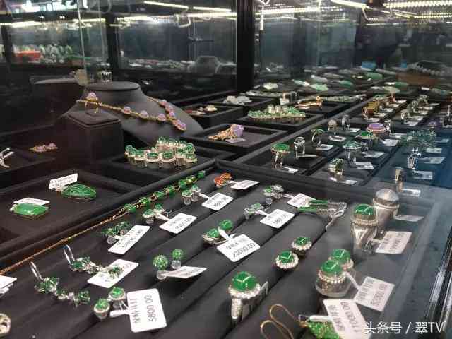 昆明玉石博覽會，一只手鐲56萬，一塊琥珀有腿那么大