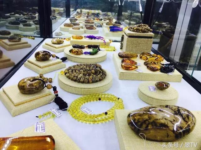昆明玉石博覽會，一只手鐲56萬，一塊琥珀有腿那么大