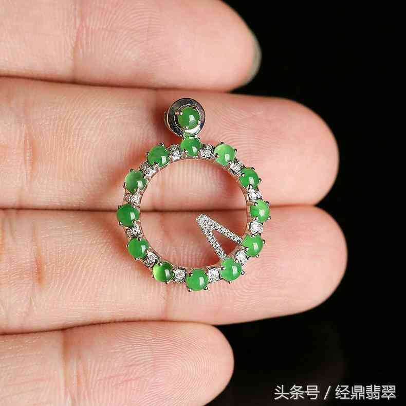 十二玉珠連，巧言表愛語——糯冰種翡翠《愛語》鑒賞
