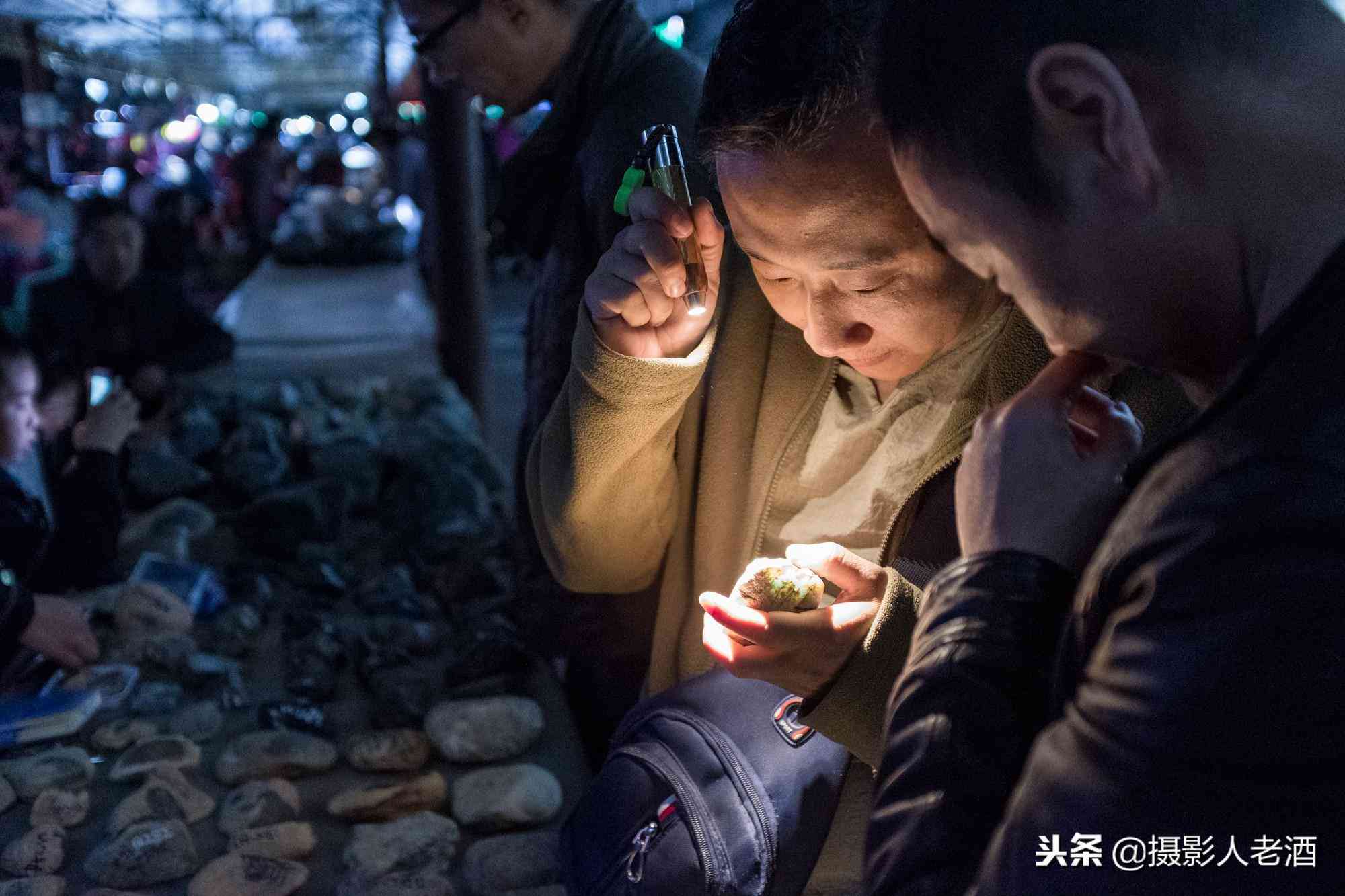 實拍云南瑞麗賭石基地：賣石頭的有一半是緬甸人，隨便一塊幾萬塊