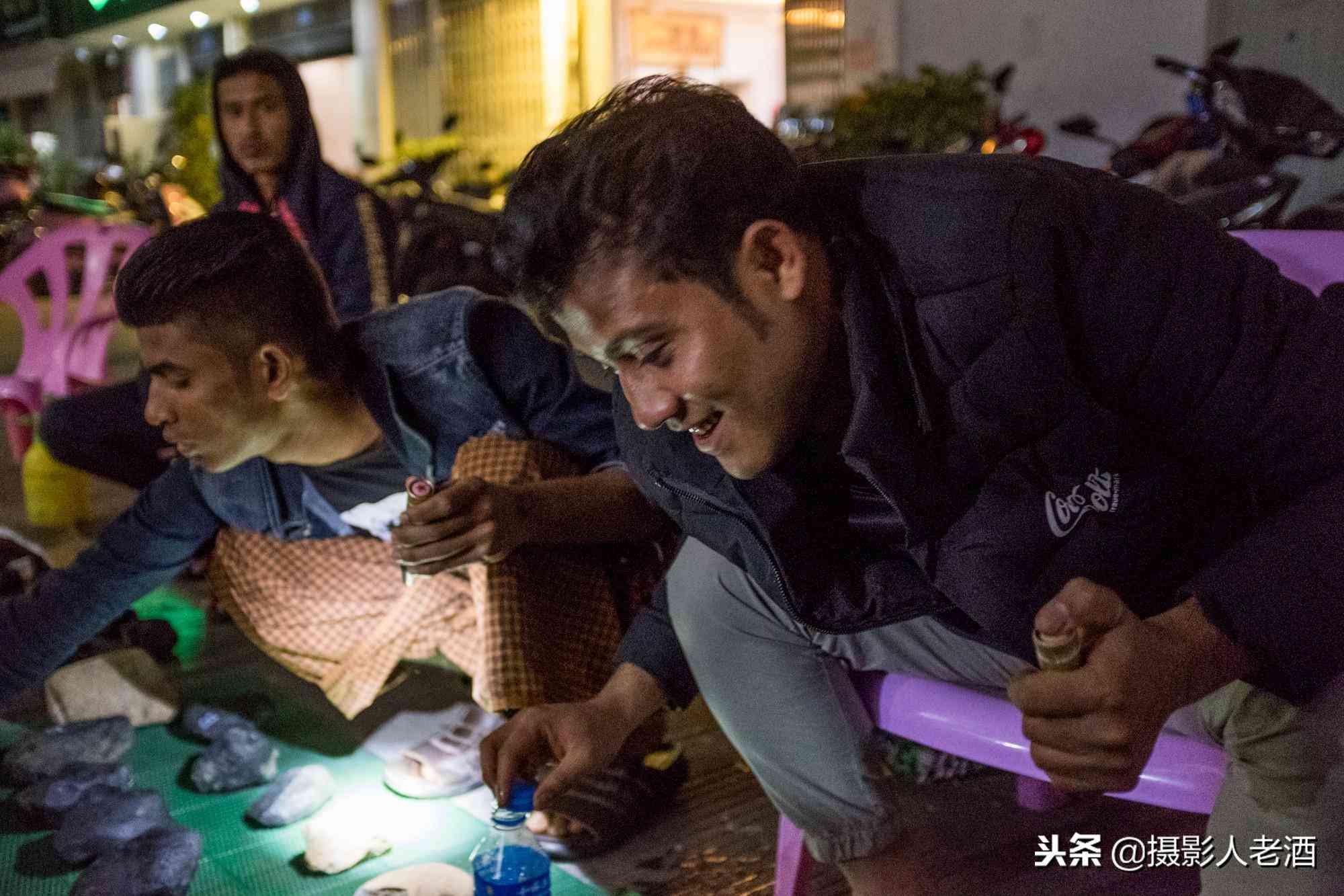 實拍云南瑞麗賭石基地：賣石頭的有一半是緬甸人，隨便一塊幾萬塊