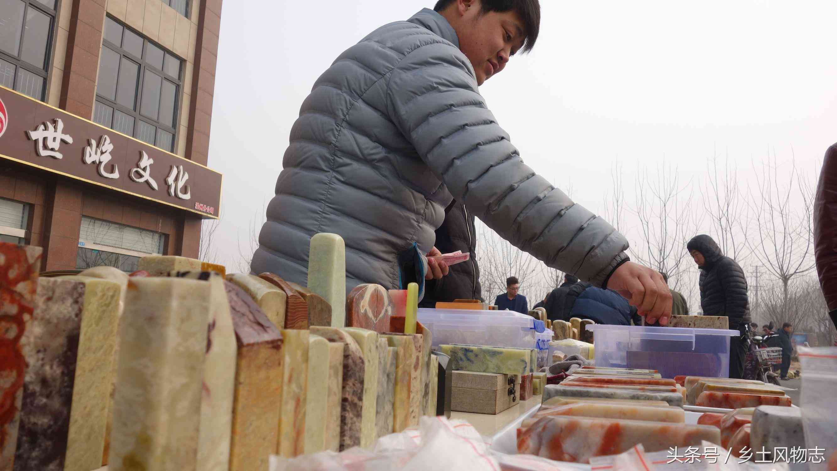 文玩市場印章石擺了一地，攤主說是巴林石，150賣出三塊貴還是賤