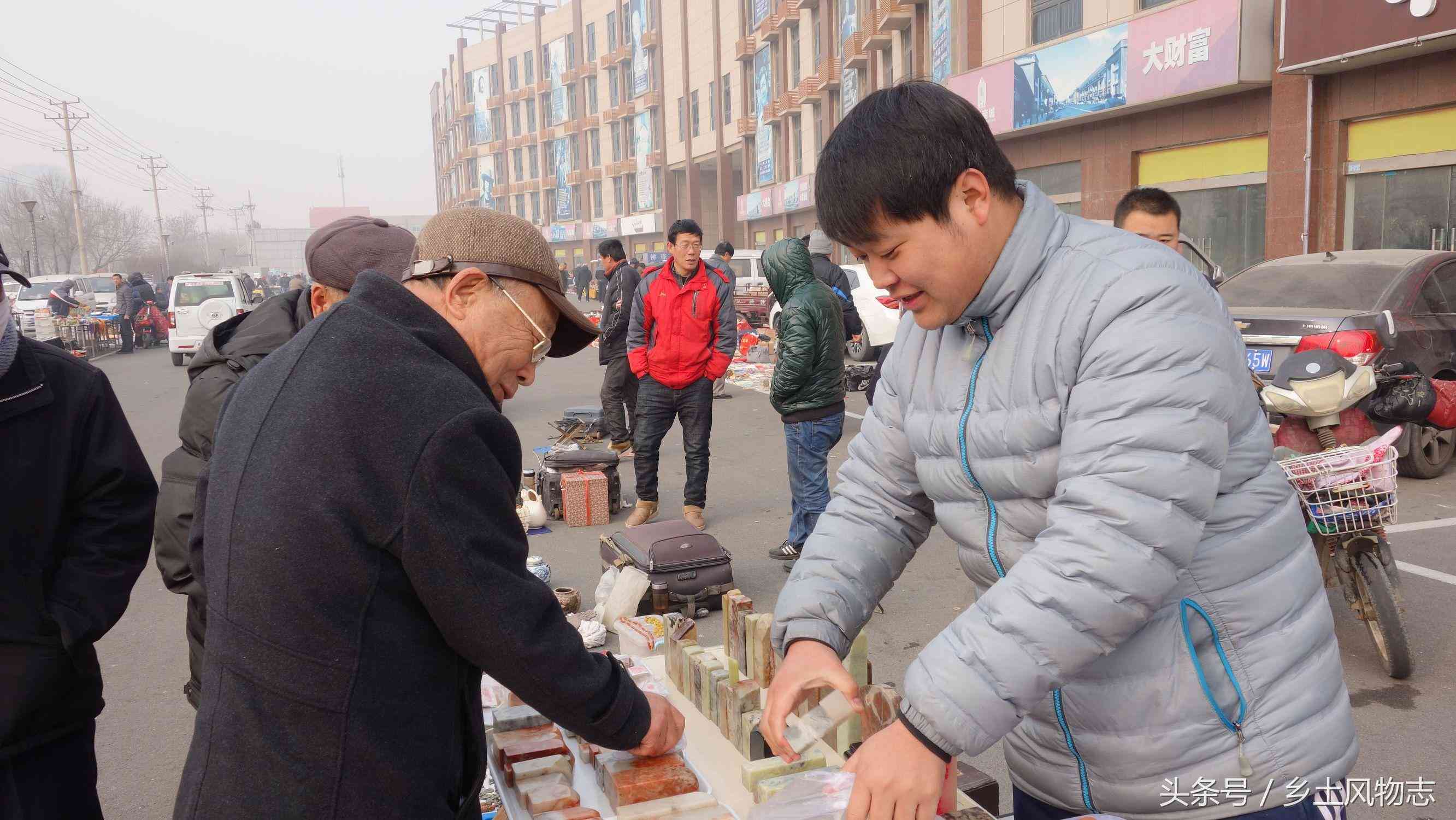 文玩市場印章石擺了一地，攤主說是巴林石，150賣出三塊貴還是賤