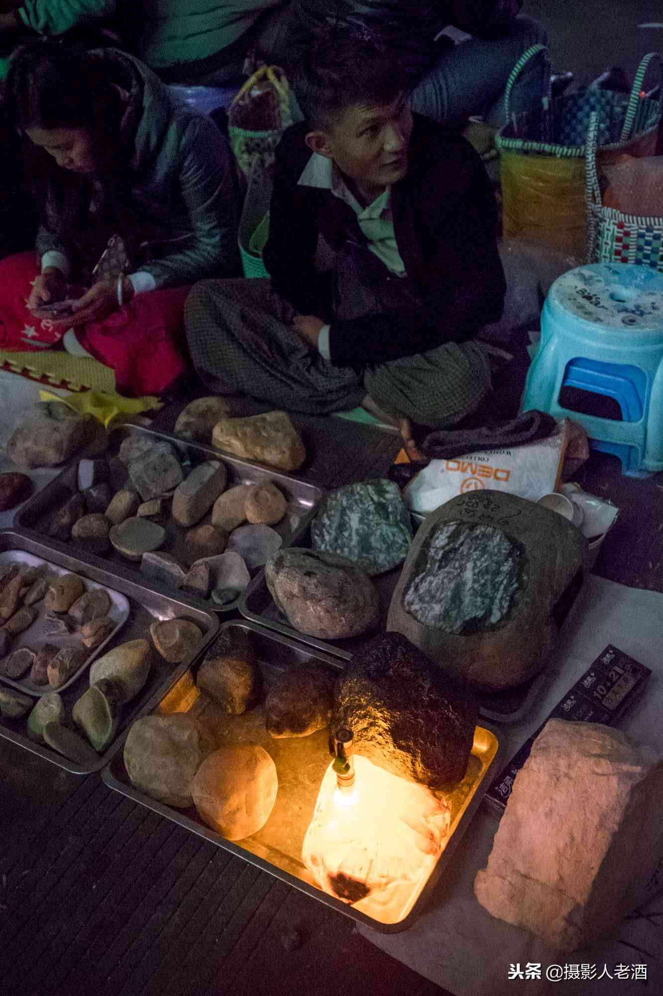 實拍云南瑞麗賭石基地：賣石頭的有一半是緬甸人，隨便一塊幾萬塊