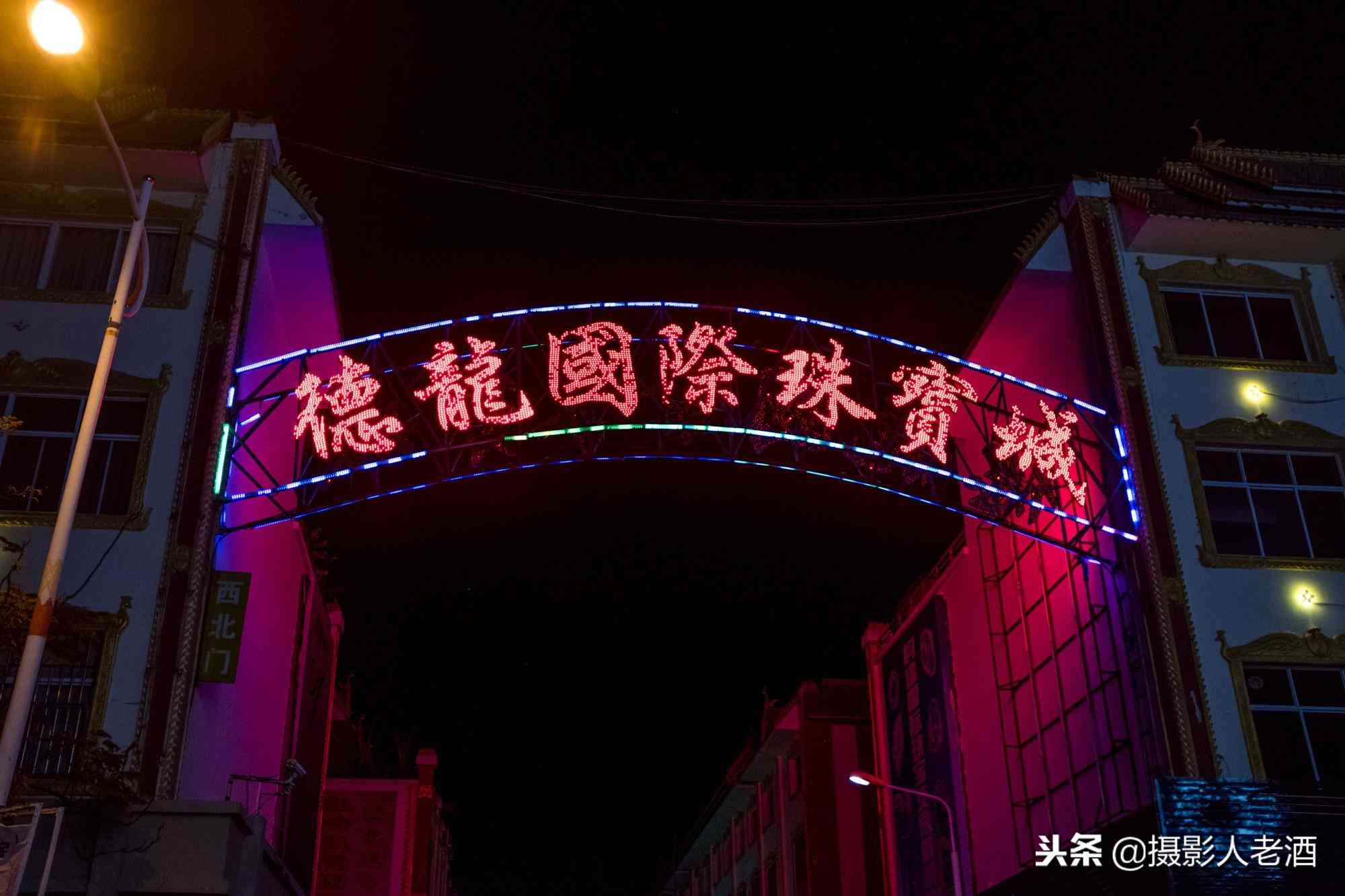 實拍云南瑞麗賭石基地：賣石頭的有一半是緬甸人，隨便一塊幾萬塊