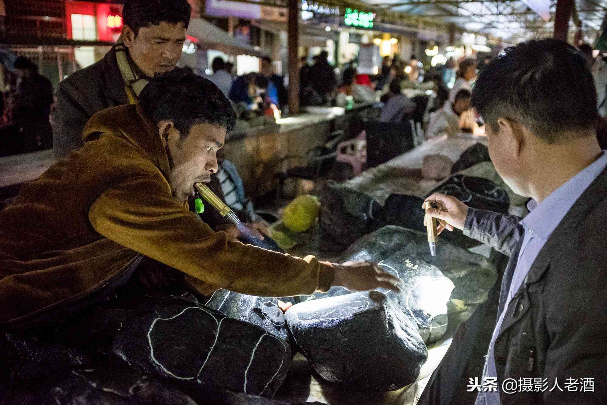 實拍云南瑞麗賭石基地：賣石頭的有一半是緬甸人，隨便一塊幾萬塊