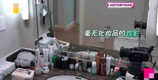 化妝臺上沒有化妝品(沒有化妝臺化妝品放哪里)插圖3