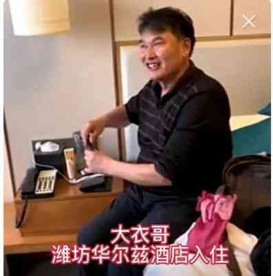 臉上涂化妝品圖片真實男(臉上涂化妝品圖片真實男生)