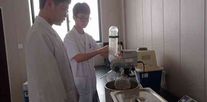 大學同學買什么化妝品(大學同學買什么化妝品比較好)