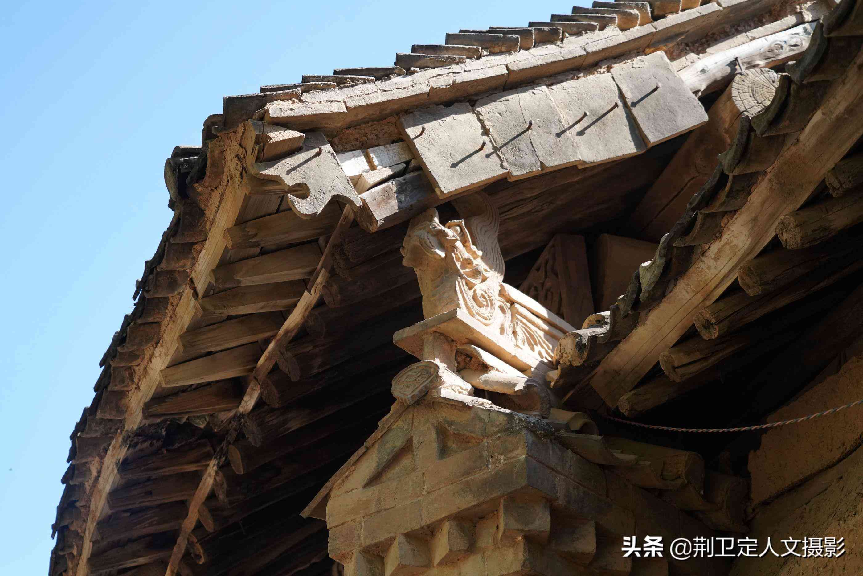 深山農(nóng)村百年老宅門樓牌匾意喻深遠(yuǎn)，10萬不賣，看看啥樣子