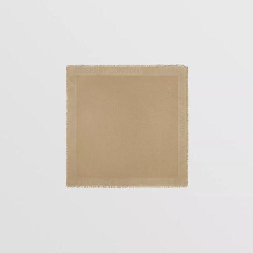  BURBERRY 22年秋冬 女士 專(zhuān)屬標(biāo)識(shí)亮片絲毛混紡提花圍巾 80649101