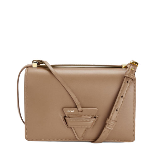 LOEWE/羅意威 Barcelona系列 女士貂色小牛皮三角形搭扣翻蓋單肩斜挎包0010640860