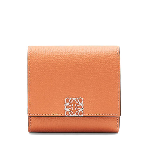LOEWE/羅意威 22春夏新款 女士珊瑚礁色卵石紋牛皮革銀色金屬徽標裝飾按扣翻蓋緊湊型錢包C821L57X01-6935