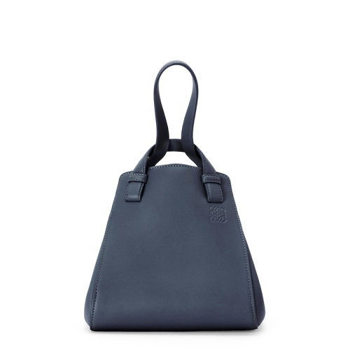LOEWE/羅意威 22春夏新款Hammock Nugget系列 女士深海軍藍納帕牛皮革徽標壓印單肩斜跨手提吊床包0010701498