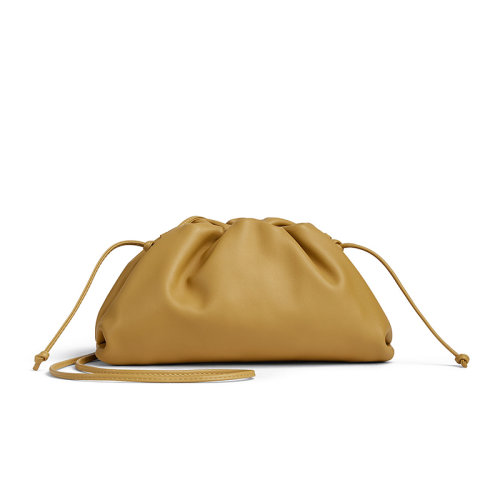 Bottega Veneta/葆蝶家 22新款Pouch系列 女士迷你奶油焦糖色小牛皮配肩帶磁性開(kāi)合單肩手拿斜跨包585852V1BW07722