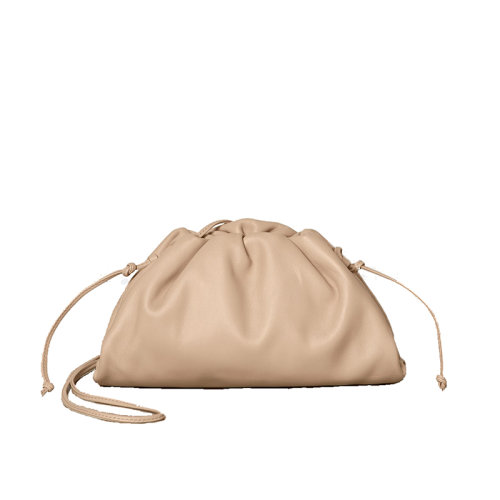 Bottega Veneta/葆蝶家  THE POUCH迷你系列 杏仁色滑面小牛皮云朵包手拿斜挎包585852VCP402752