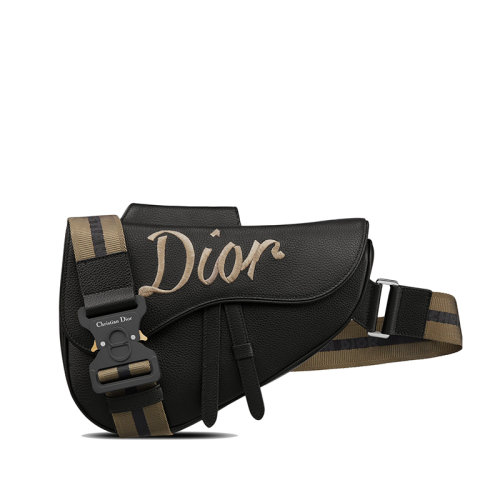 DIOR/迪奧 22新款SADDLE系列 男士黑色粒面牛皮革“Dior”絲帶狀標志磁性翻蓋開合單肩斜挎馬鞍包1ADPO093RIB_H00N