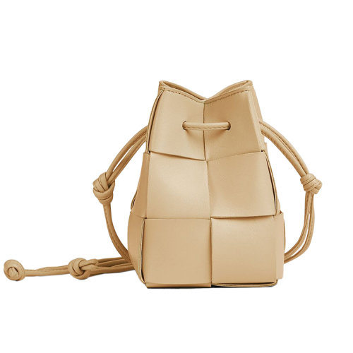 Bottega Veneta/葆蝶家 22新款 女士迷你淺咖色羔羊皮抽繩封口金色飾面單肩斜挎水桶包680217VCQC49776