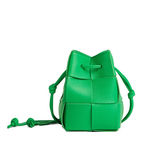 Bottega Veneta/葆蝶家 22新款Cassette系列 女士鸚鵡綠色迷你Intreccio編織皮革斜挎抽繩水桶包680217VCQC43722