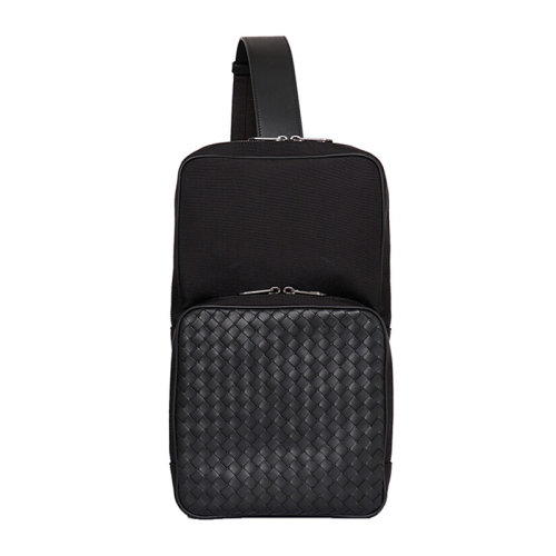 Bottega Veneta/葆蝶家 男士黑色織物配皮經(jīng)典編織拉鏈開合胸包背包男包 520117-VAYE3-1000