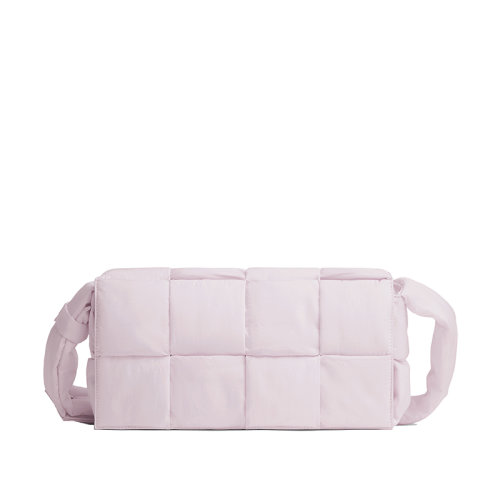 Bottega Veneta/葆蝶家 22春夏新款TECH CASSETTE系列 男士中號水洗幸福粉色加襯intreccio編織尼龍斜挎包628951VBO815904