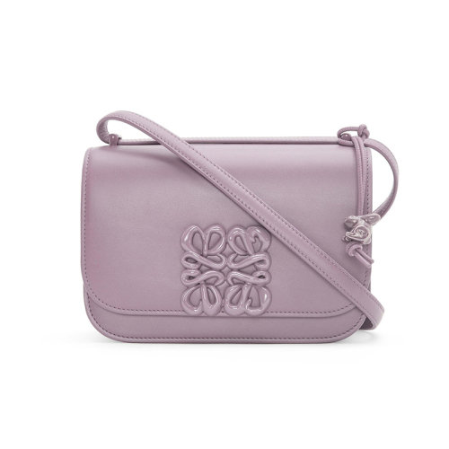 LOEWE/羅意威 23春夏新款 Goya系列 女士小號淡紫紅色釉小牛皮同色五金配件瓷兔子吊飾磁扣開合調節肩帶單肩斜挎包A794N09X02-4534