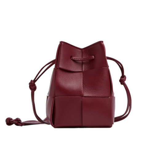 Bottega Veneta/葆蝶家 22新款 女士迷你波爾多紅色羔羊皮抽繩封口金色飾面單肩斜挎水桶包680217VCQC46208