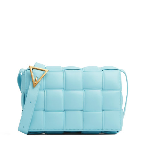 Bottega Veneta/葆蝶家 22新款Cassette系列 女士淡藍色Intreccio編織粒面牛皮革飾金扣單肩斜挎包591970VCQR13915