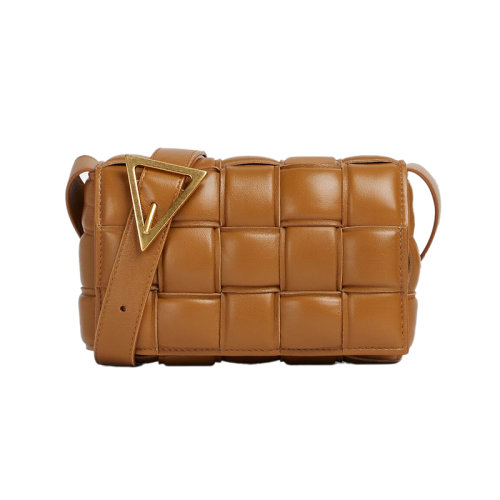 Bottega Veneta/葆蝶家 22新款 女士小號駝色絎縫羔羊皮飾有Intreccio圖案金屬搭扣翻蓋開合單肩斜挎包717506VCQR12593