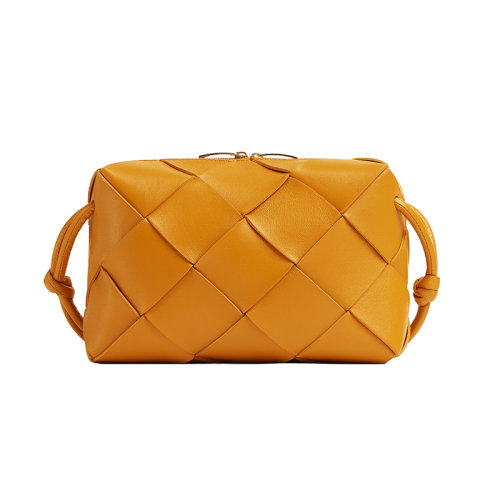 Bottega Veneta/葆蝶家 22新款 女士小號(hào)黃棕色羔羊皮編織圖案金色飾面拉鏈開合單肩相機(jī)包709417VCQC27716