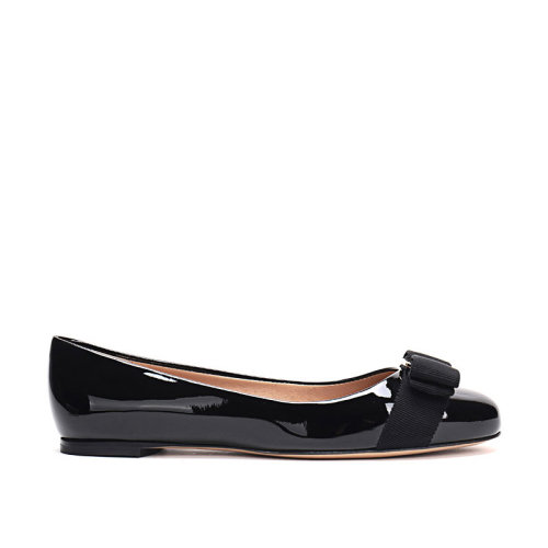 SalvatoreFerragamo/菲拉格慕 女士VARINA系列漆皮蝴蝶結平底鞋 0574556