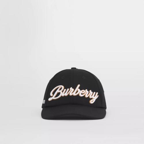  BURBERRY 22年秋冬 女士 刺繡蒙太奇裝飾棉質嘎巴甸棒球帽 80562751