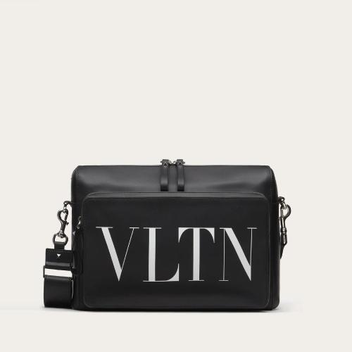  VALENTINO華倫天奴 22年秋冬 男士 單肩包 SAC MESSENGER VLTN EN CUIR XY2B0722WJW0NI 預定商品1-3周發貨
