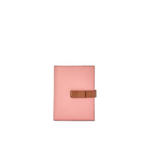  LOEWE羅意威 22年秋冬 女士 錢包 Medium vertical wallet in soft grained calfskin C660S87X 預定商品1-3周發貨