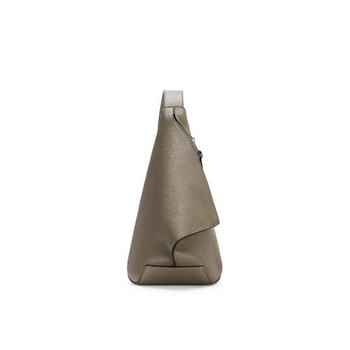 LOEWE羅意威 22年秋冬 男士 單肩包 柔軟粒面牛皮革 Anton Sling 手袋 B511A09X06-1729 預定商品1-3周發貨