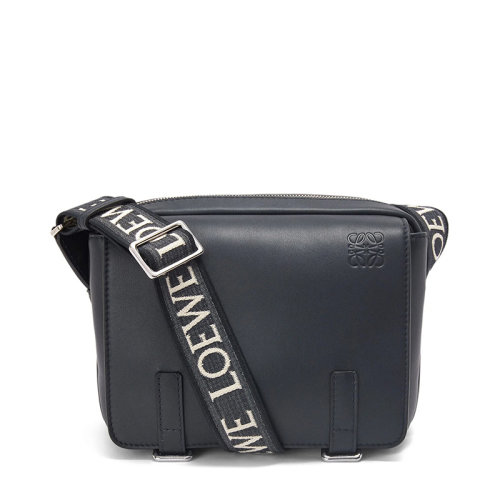 LOEWE/羅意威 22新款XS Military系列 男士深海軍藍(lán)色柔軟光滑小牛皮織物提花肩帶翻蓋開合單肩斜挎郵差包B553A72X21-5544