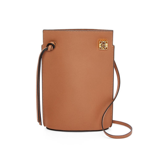 LOEWE/羅意威 23春夏新款 女士棕褐色小牛皮金色標志單肩斜挎包C630R12X01-2530